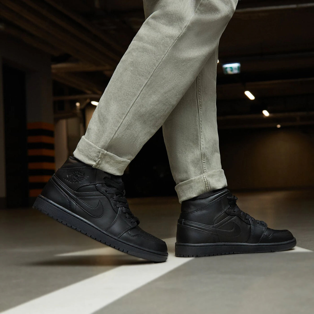 Jordan 1 triple black deals