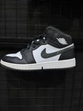 GRADE SCHOOL AIR JORDAN 1 MID SE
