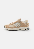 adidas Originals RESPONSE CL UNISEX - Trainers - sand strata/off-white/magic beige