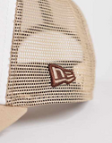 New Era New York location patch trucker cap in beige/white