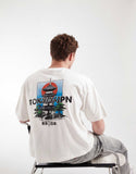 T-shirt squadrata oversize bianco sporco con stampa giapponese.