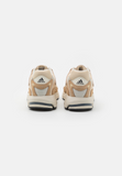 adidas Originals RESPONSE CL UNISEX - Trainers - sand strata/off-white/magic beige