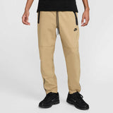 Nike Tech
Men's Woven Trousers