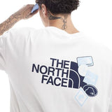 The North Face - Expedition - T-shirt oversize à autocollants imprimés au dos - Blanc et bleu